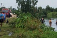 3 thanh niên chèo ghe hái dừa nước, một người chết đuối