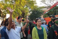 A bunch of pictures of 240 young people in Tan Binh district going to the army