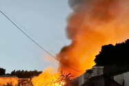 Ngôi nhà làm mộc cháy dữ dội trong đêm ở Hóc Môn 