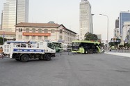 Va chạm với xe buýt điện, người đàn ông bị thương