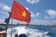 Truong Sa is a wide roof to welcome fishermen reaching out to sea and clinging to the sea 