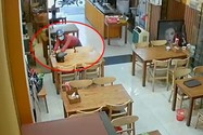 Nam thanh niên vào quán bánh canh cua ở Gò Vấp trộm điện thoại