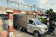 TP.HCM: Xe tải kẹt dưới dạ cầu Bùi Hữu Nghĩa, giao thông tê liệt