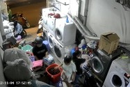 Camera ghi cảnh 1 phụ nữ cảnh trộm điện thoại tại các tiệm giặt ủi 