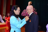 Quận Bình Thạnh, TP.HCM trao huy hiệu Đảng cho 211 Đảng viên dịp 3-2