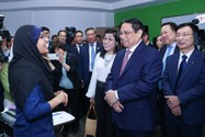 Thủ tướng và phu nhân thăm Đại học Quốc gia, nghe sinh viên Brunei nói tiếng Việt