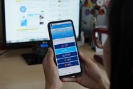 Người dân cài đặt ứng dụng VssID để sử dụng. Ảnh: NGUYỄN HIỀN