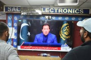 Người dân Pakistan lắng nghe Thủ tướng Imran Khan phát biểu vào ngày 28-2.