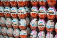 Những quả trứng chocolate Kinder được trưng bày trong siêu thị.