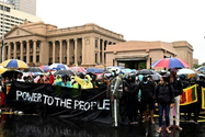 Hàng nghìn người dân Sri Lanka đã bất chấp mưa lớn để tham gia cuộc biểu tình bên ngoài văn phòng tổng thống ở thủ đô Colombo.