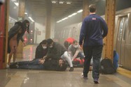 Người dân có mặt tại hiện trường hỗ trợ những nạn nhân bị thương trong vụ xả súng ở ga tàu điện ngầm tại TP New York.