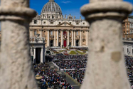 Hàng chục nghìn người tụ hội tại quảng trường St. Peter để tham dự thánh lễ Phục sinh hôm 17-4.