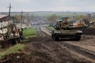 Xe tăng Ukraine tuần tra tại tại làng Husarivka, TP Kharkiv, ngày 14-4.