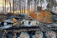 Một chiếc xe thiết giáp bị hư hại hoàn toàn sau các cuộc pháo kích của Nga.