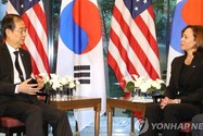 Thủ tướng Hàn Quốc Han Duck-soo hội đàm với Phó Tổng thống Mỹ Kamala Harris tại một khách sạn ở Tokyo vào ngày 27-9.