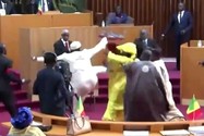 Nữ nghị sĩ đảng cầm quyền Amy Ndiaye bị một nam đồng nghiệp đá vào bụng và có nguy cơ sảy thai.