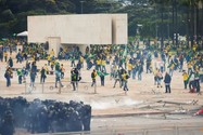 Những người ủng hộ cựu tổng thống Brazil Jair Bolsonaro tràn vào tòa nhà Quốc hội ở thủ đô Brasilia hôm 8-1.