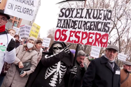 Hàng chục ngàn nhân viên y tế Tây Ban Nha xuống đường biểu tình yêu cầu cải tổ, ưu tiên hệ thống y tế công ở thủ đô Madrid hôm 15-1.