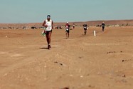 Hàng trăm vận động viên tham dự cuộc chạy đua ngoài sa mạc Sahara.
