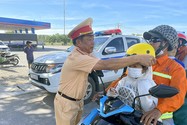 CSGT Bình Thuận tặng quà, mũ bảo hiểm cho bà con đi xe máy về quê ăn Tết