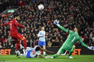 Salah lập cú đúp, Liverpool ‘hủy diệt’ MU lên đỉnh Premier League