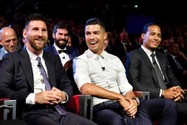 Ronaldo công khai thể hiện tình cảm với Messi