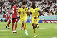 VAR không cứu nổi chủ nhà World Cup 2022 Qatar