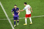 Khoảnh khắc khó xử giữa Messi và Lewandowski