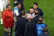 Messi phản ứng giận dữ khó tin dù Argentina thắng trận