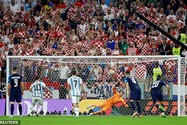 HLV Croatia bất bình với quả penalty đáng ngờ của Messi