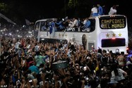Chùm ảnh Messi và Argentina trở về nước trong biển người chào đón
