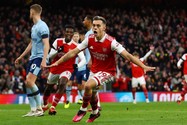 Arsenal mất điểm, Tottenham thua tan nát