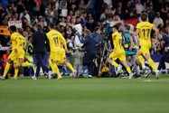 Cả đội Barcelona bị fan tấn công phải bỏ chạy sau khi vô địch La Liga
