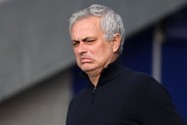 Mourinho chọc giận trọng tài, phớt lờ báo chí