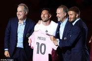 Messi ra mắt Inter Miami bằng tiếng nổ lớn và cú trượt chân của Beckham