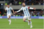 Messi ghi tuyệt phẩm giải cứu Argentina ở vòng loại World Cup