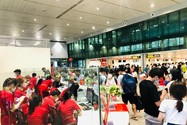 Hơn 100.000 khách đổ về sân bay Tân Sơn Nhất đi chơi lễ 30-4