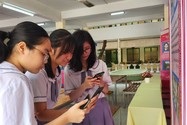 Học sinh trường THPT Hùng Vương quét mã QR học về quyền dân chủ, tìm hiểu về Bác