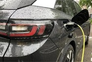 Sạc xe điện ngoài trời mưa có an toàn không?