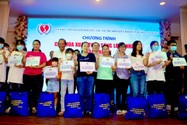 "Thắp sáng lòng nhân ái" trao 1.600 phần quà cho trẻ mồ côi và người khuyết tật 