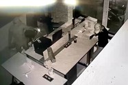 Camera ghi cảnh 2 kẻ trộm soi đèn pin khi trộm ở TP Thủ Đức
