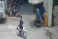 Nhóm trộm dàn cảnh lẻn vào công ty lấy trộm xe máy
