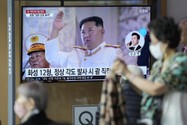 Chương trình thời sự tường thuật về vụ phóng tên lửa của Triều Tiên tại ga xe lửa Seoul ở Seoul, Hàn Quốc, ngày 4-10. Ảnh: AP