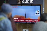 Chương trình tin tức tường thuật về vụ phóng tên lửa của Triều Tiên tại Ga Tàu Seoul ở thủ đô Seoul (Hàn Quốc). Ảnh AP