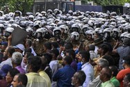 Cảnh sát đứng gác trong một cuộc biểu tình chống chính phủ ở thủ đô Colombo (Sri Lanka) ngày 2-11. Ảnh: AFP