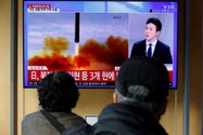 Bản tin về việc Triều Tiên phóng một tên lửa đạn đạo ngoài khơi bờ biển phía đông chiếu ở thủ đô Seoul (Hàn Quốc) ngày 3-11. Ảnh: REUTERS