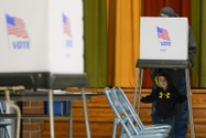 Một cậu bé đi cùng ông đến địa điểm bỏ phiếu tại Trường tiểu học Sabillasville, quận Frederick, bang Maryland ngày 8-11. Ảnh: AP