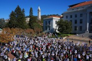 Nhân viên tại ĐH California (Mỹ) cơ sở UC Berkeley đình công. Ảnh: THE NEW YORK TIMES