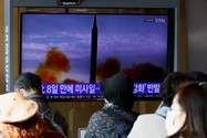 Người dân thủ đô Seoul (Hàn Quốc) xem bản tin về vụ phóng tên lửa đạn đạo của Triều Tiên ngày 17-11. Ảnh: REUTERS
