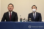 Hạ nghị sĩ Joo Ho-young (trái) của đảng Đảng Quyền lực Quốc dân và Hạ nghị sĩ Park Hong-geun của đảng Dân chủ tổ chức họp báo chung để công bố thỏa thuận điều tra của quốc hội về thảm kịch Itaewon ngày 23-11. Ảnh: YONHAP